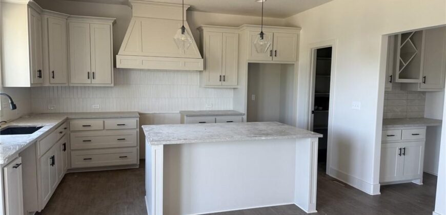 8931 N Poplar Avenue, Kansas City, MO 64156