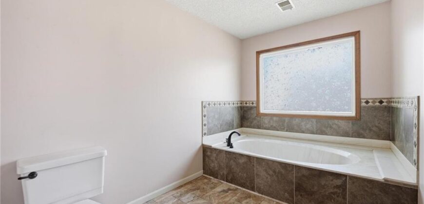 4100 NE SHADY LANE Drive, Gladstone, MO 64119