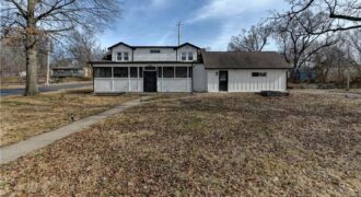 4859 NW Waukomis Drive, Northmoor, MO 64151