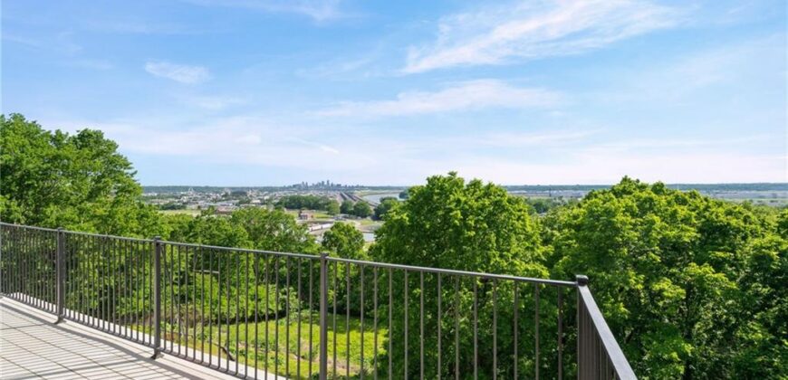 3630 N Briarcliff Road, Kansas City, MO 64116