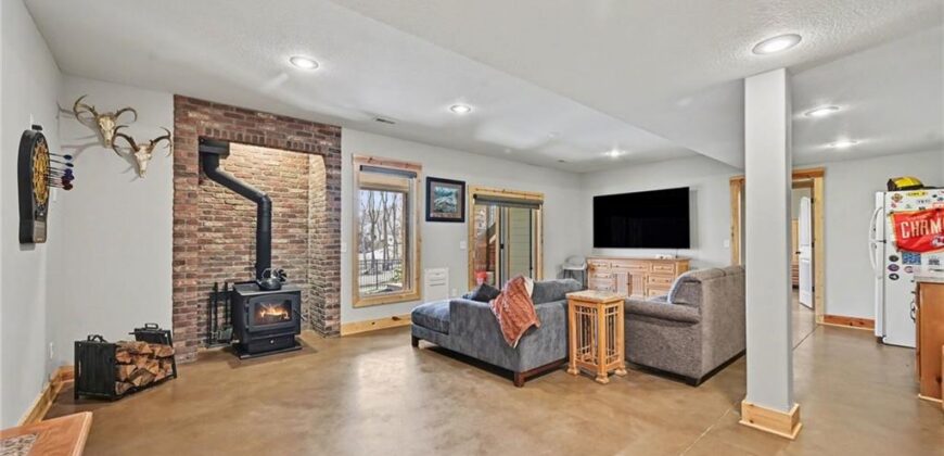 18301 Belinda Drive, Smithville, MO 64089