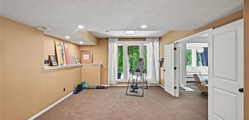 6730 Meyers Circle, Parkville, MO 64152