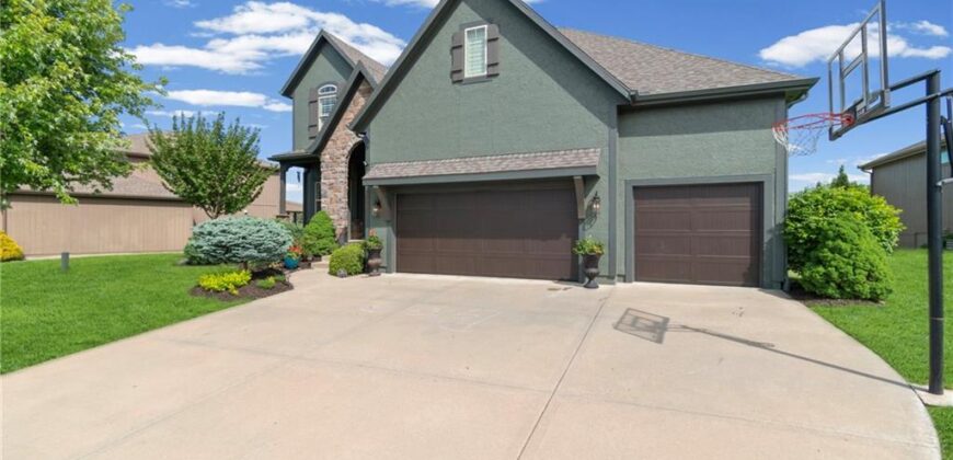 6484 N Whitetail Way, Parkville, MO 64152