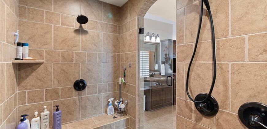 6484 N Whitetail Way, Parkville, MO 64152
