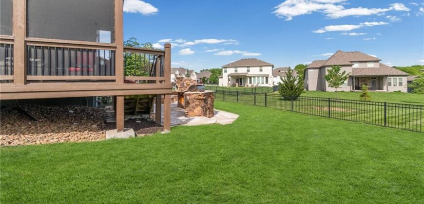 6484 N Whitetail Way, Parkville, MO 64152