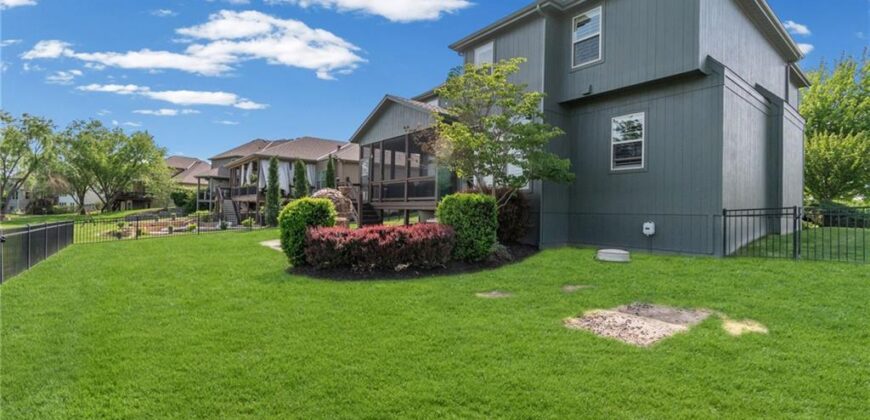 6484 N Whitetail Way, Parkville, MO 64152