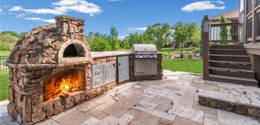 6484 N Whitetail Way, Parkville, MO 64152