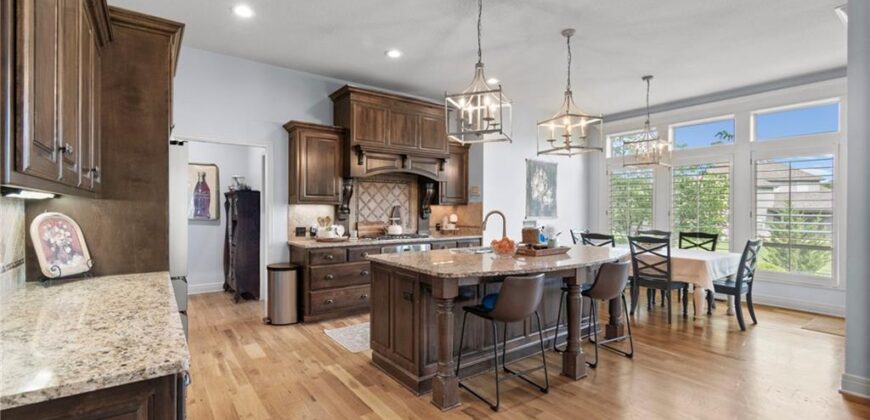 6484 N Whitetail Way, Parkville, MO 64152