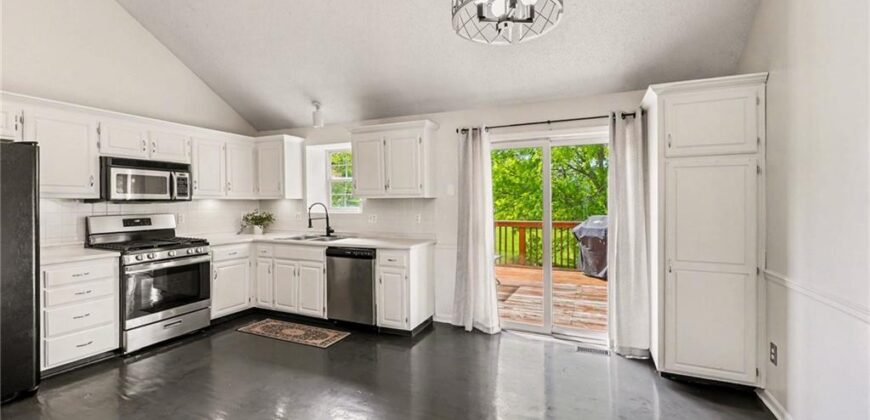 1127 Cardinal Drive, Liberty, MO 64068