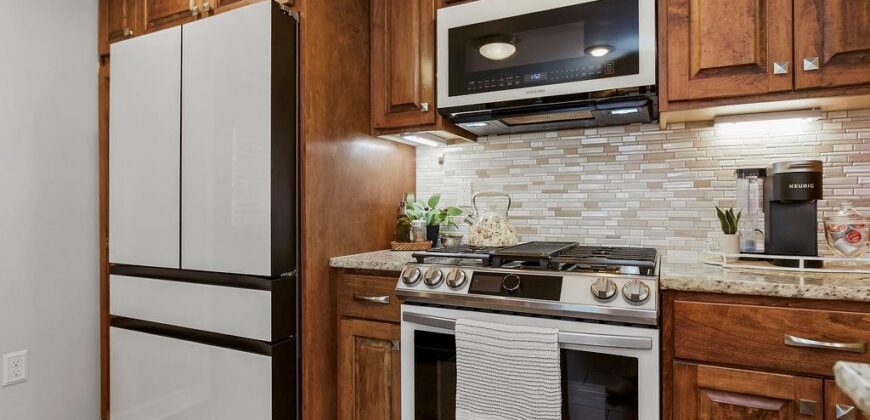 853 S Shore Drive, Lake Waukomis, MO 64151