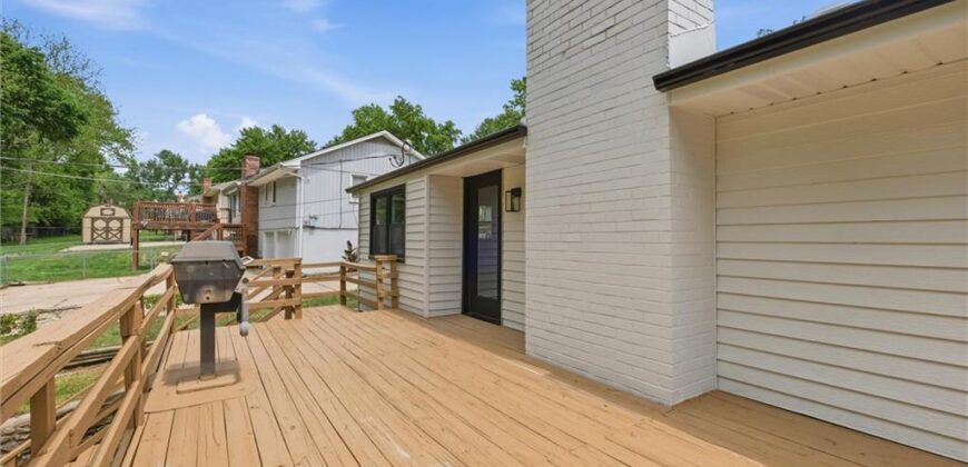 6832 NW Pleasant View Drive, Parkville, MO 64152