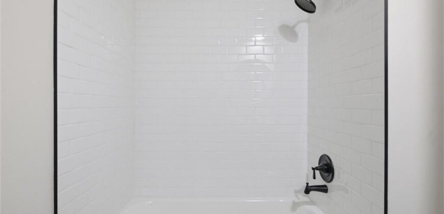 6832 NW Pleasant View Drive, Parkville, MO 64152