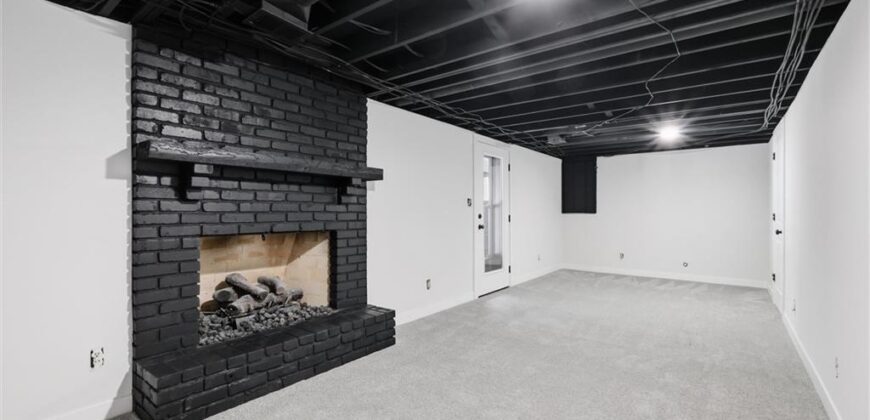 6832 NW Pleasant View Drive, Parkville, MO 64152