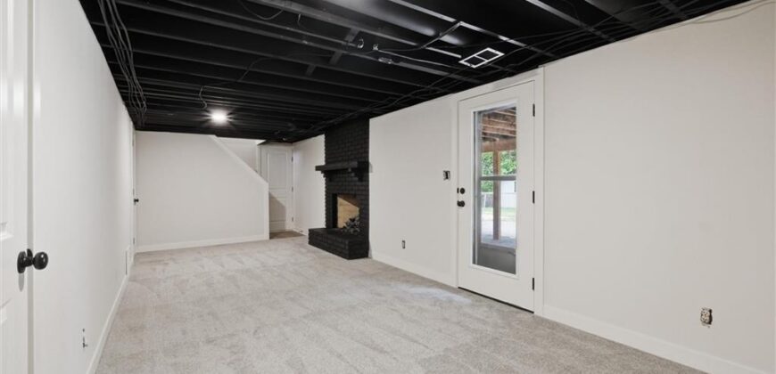 6832 NW Pleasant View Drive, Parkville, MO 64152