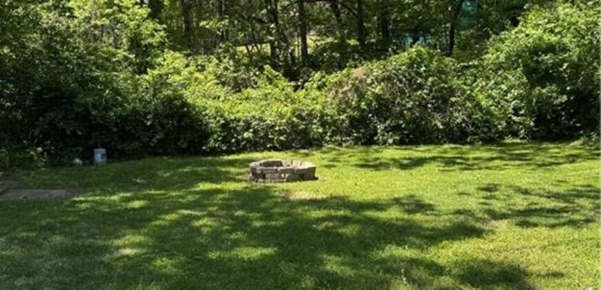 6832 NW Pleasant View Drive, Parkville, MO 64152