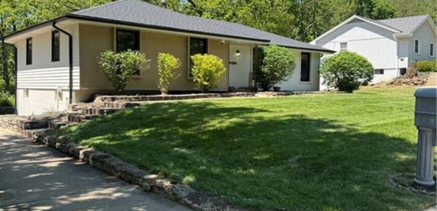6832 NW Pleasant View Drive, Parkville, MO 64152