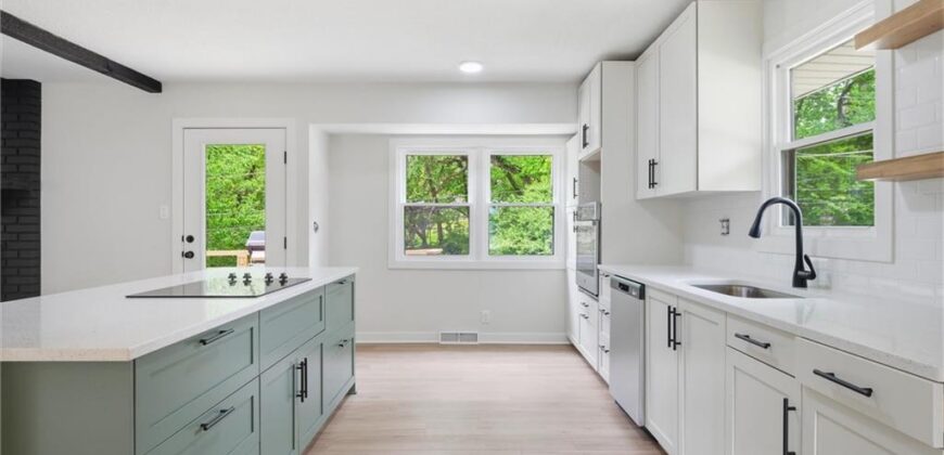 6832 NW Pleasant View Drive, Parkville, MO 64152