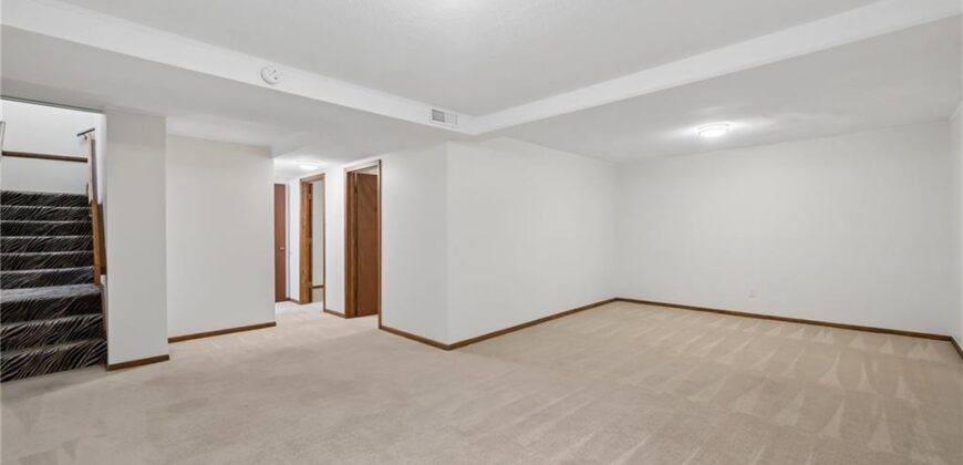 155 North Shore Drive, Lake Waukomis, MO 64151
