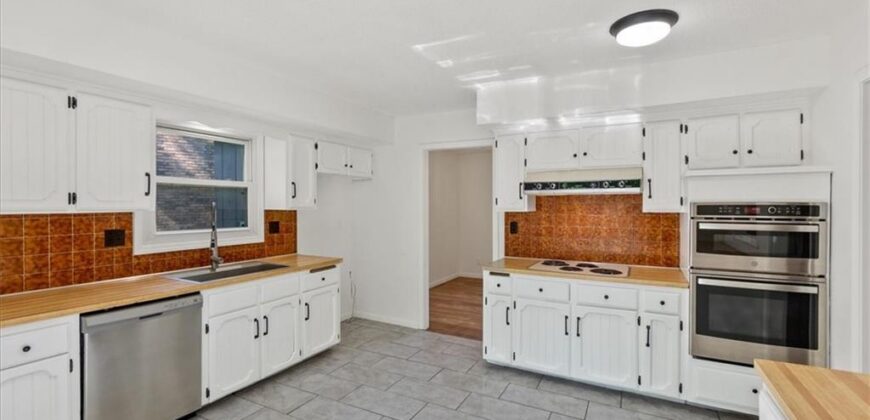5605 Verlin Drive, Parkville, MO 64152