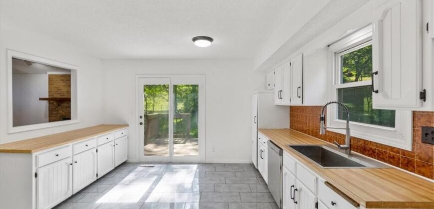 5605 Verlin Drive, Parkville, MO 64152