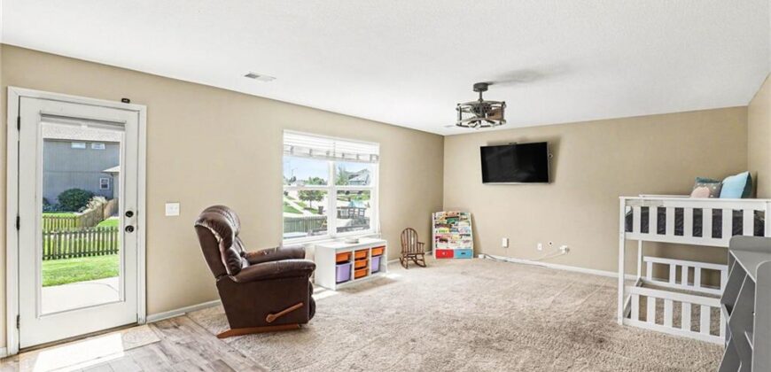 9901 N Farley Avenue, Kansas City, MO 64157
