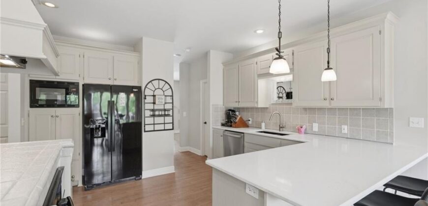 8011 Parkview Drive, Parkville, MO 64152