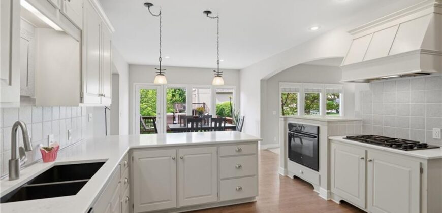 8011 Parkview Drive, Parkville, MO 64152