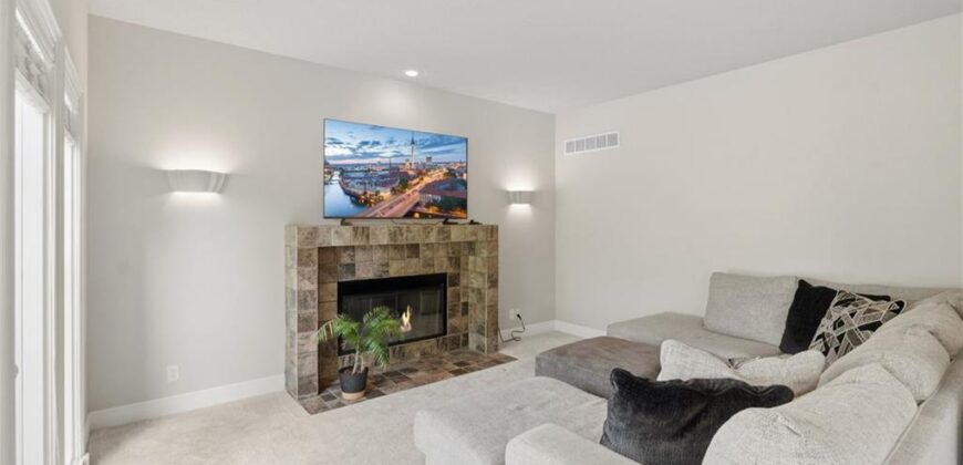 8011 Parkview Drive, Parkville, MO 64152