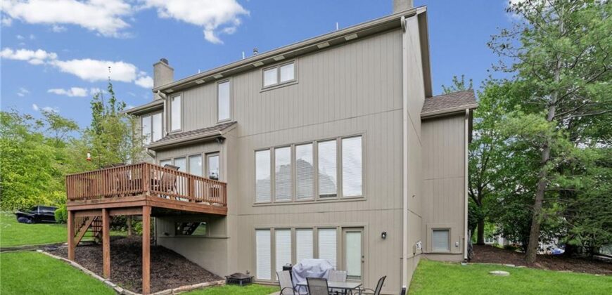 8011 Parkview Drive, Parkville, MO 64152
