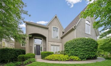 8011 Parkview Drive, Parkville, MO 64152