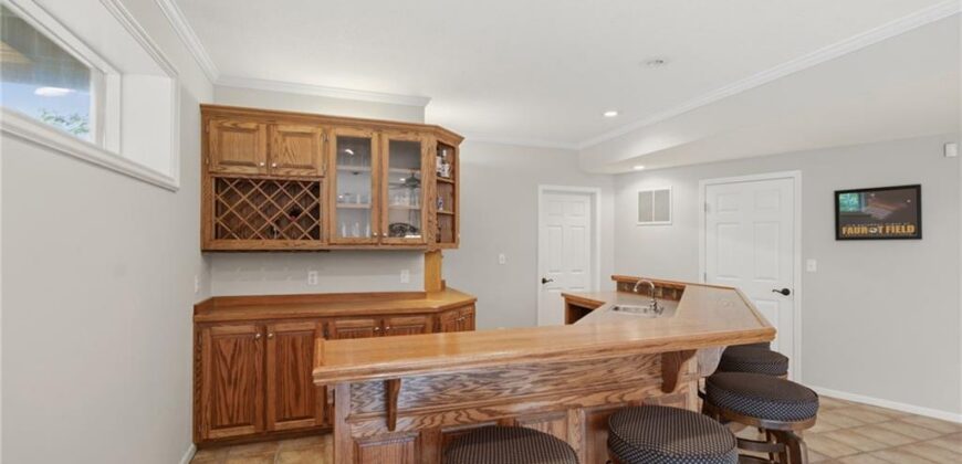 8011 Parkview Drive, Parkville, MO 64152