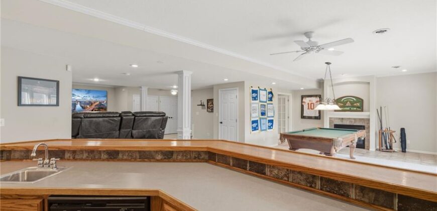 8011 Parkview Drive, Parkville, MO 64152