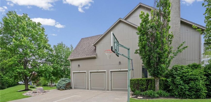 8011 Parkview Drive, Parkville, MO 64152