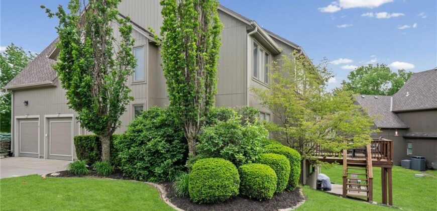 8011 Parkview Drive, Parkville, MO 64152