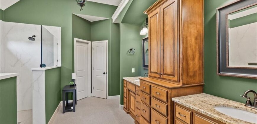 8070 Green Glades Court, Parkville, MO 64152