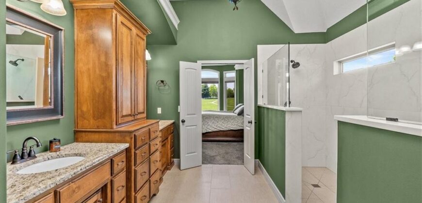 8070 Green Glades Court, Parkville, MO 64152