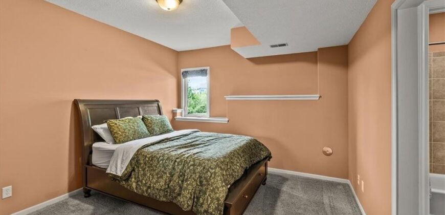 8070 Green Glades Court, Parkville, MO 64152
