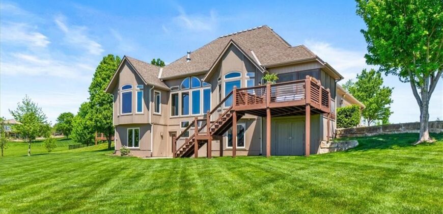 8070 Green Glades Court, Parkville, MO 64152
