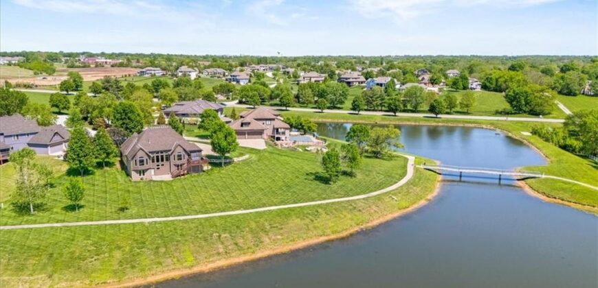 8070 Green Glades Court, Parkville, MO 64152