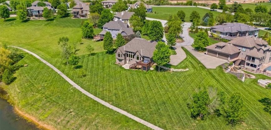 8070 Green Glades Court, Parkville, MO 64152