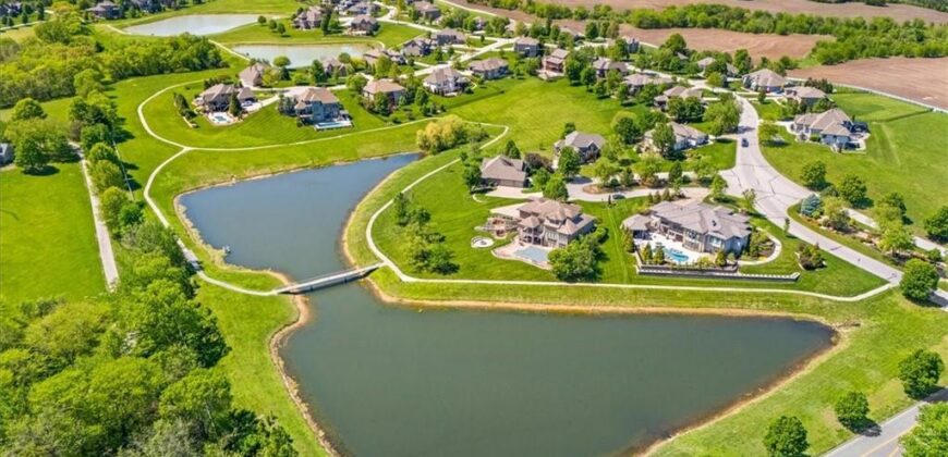 8070 Green Glades Court, Parkville, MO 64152