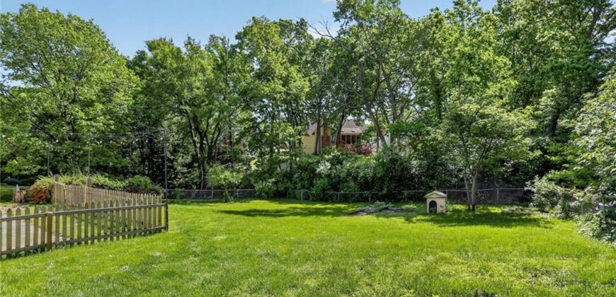 7417 N PARK Avenue, Gladstone, MO 64118