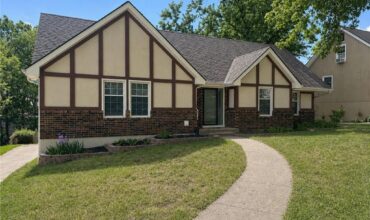 7417 N PARK Avenue, Gladstone, MO 64118