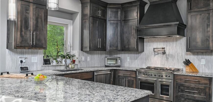 14035 Trail Creek Court, Parkville, MO 64152