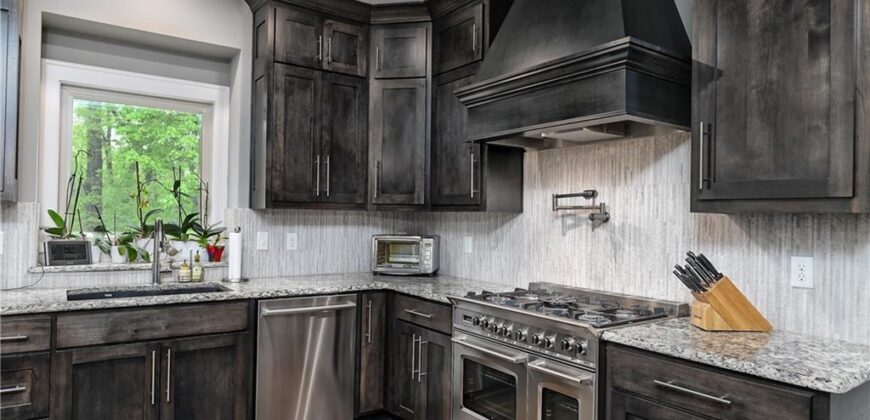 14035 Trail Creek Court, Parkville, MO 64152