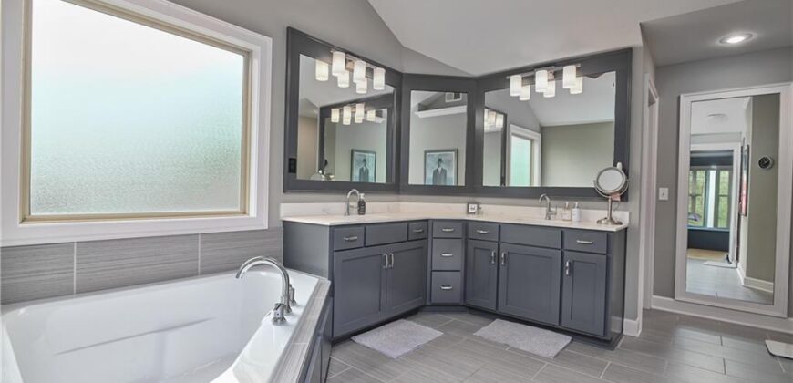 14035 Trail Creek Court, Parkville, MO 64152