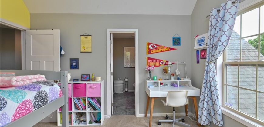 14035 Trail Creek Court, Parkville, MO 64152