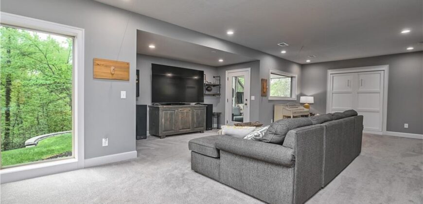 14035 Trail Creek Court, Parkville, MO 64152