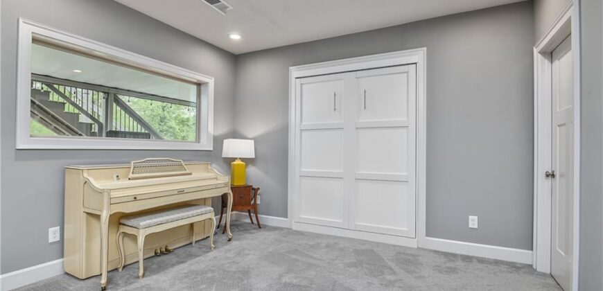 14035 Trail Creek Court, Parkville, MO 64152