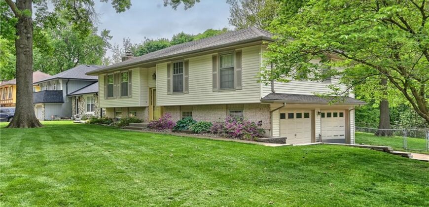 5816 Whispering Oaks Lane, Kansas City, MO 64152